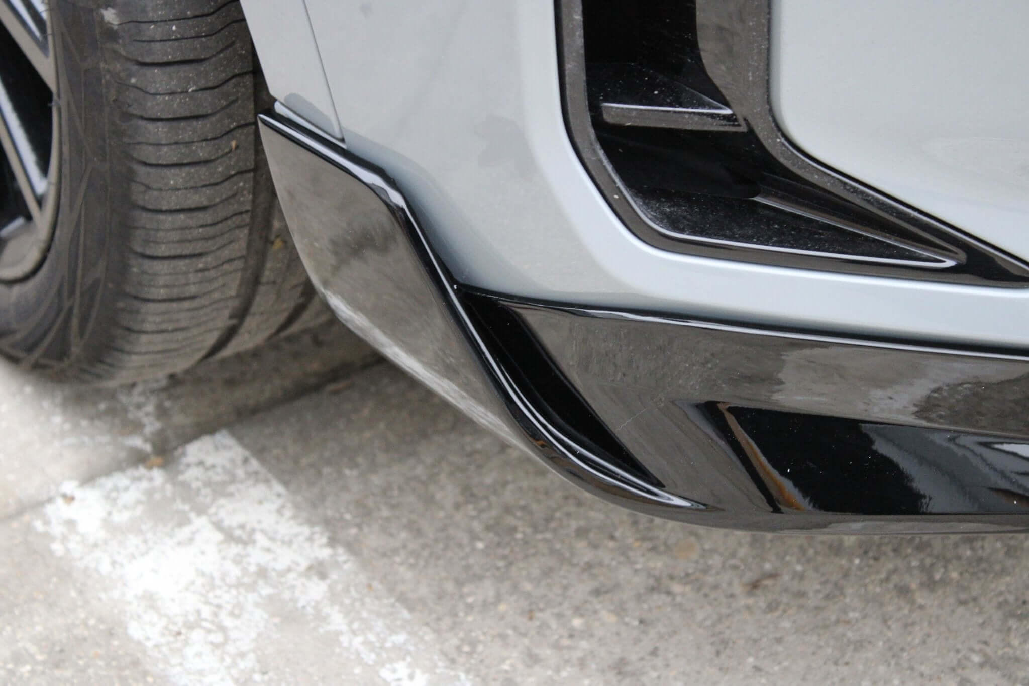 BMW X5 G05 LCI performance package full kit with front splitter, rear diffuser, and side extensions.